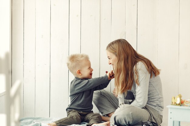 Mutter und kleiner Sohn spielen zu Hause