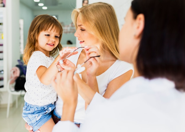 Mutter und Mädchen am Optikergeschäft