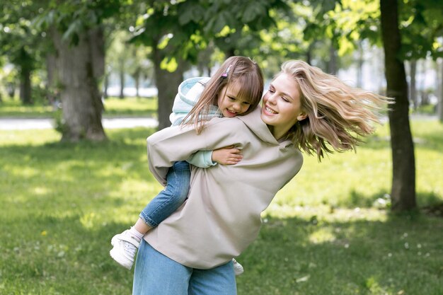 Mutter und Mädchen spielen im Park