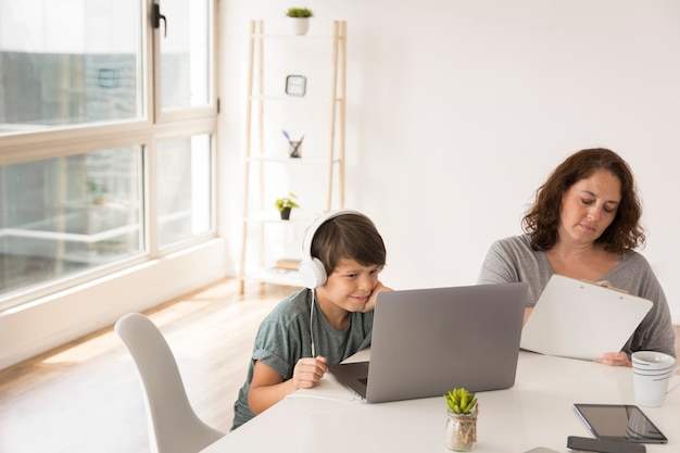 Mutter und Sohn arbeiten am Laptop