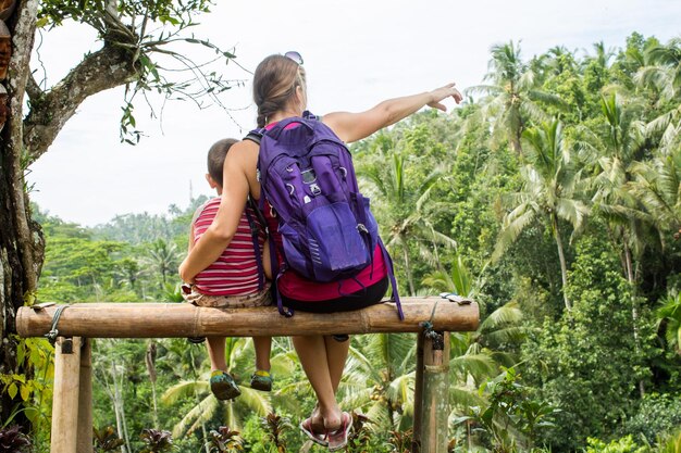 Mutter und Sohn beobachten die Aussicht auf die Reisfelder in Ubud Bali