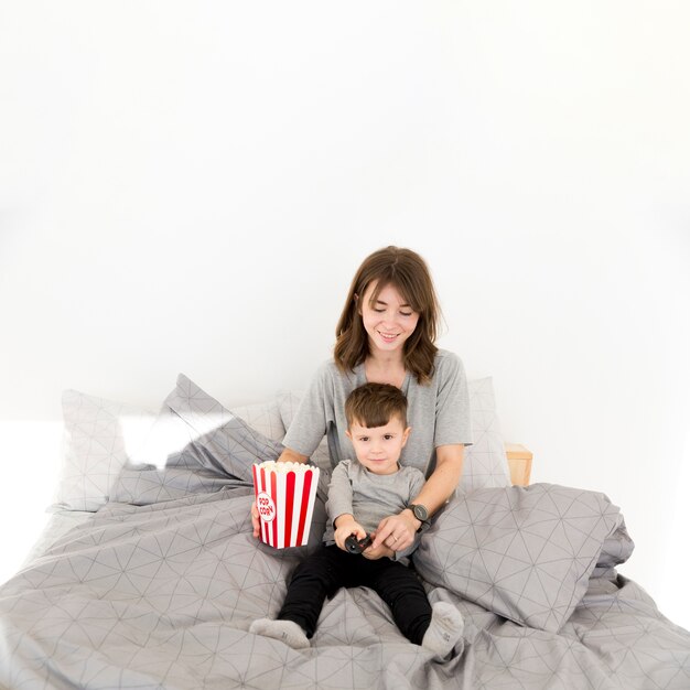 Mutter und Sohn des hohen Winkels, die Popcorn essen