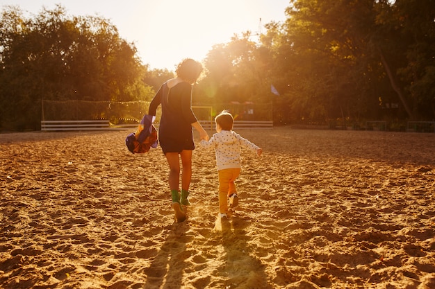 Mutter und Sohn, die Spaß am See haben