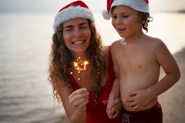 Mutter und Sohn feiern Weihnachten im Juli