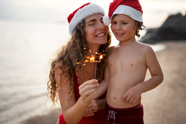Kostenloses Foto mutter und sohn feiern weihnachten im juli