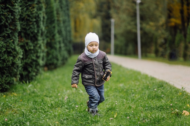 Mutter und Sohn gehen spazieren und haben gemeinsam Spaß im Herbstpark.