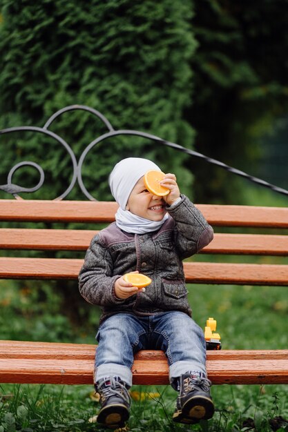 Mutter und Sohn gehen spazieren und haben gemeinsam Spaß im Herbstpark.