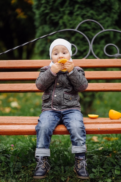 Mutter und Sohn gehen spazieren und haben gemeinsam Spaß im Herbstpark.