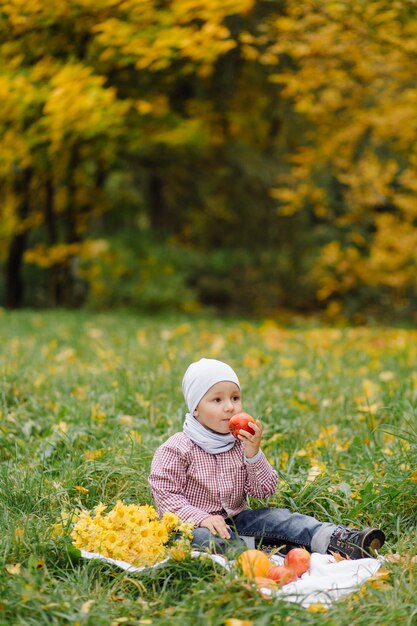 Mutter und Sohn gehen spazieren und haben gemeinsam Spaß im Herbstpark.