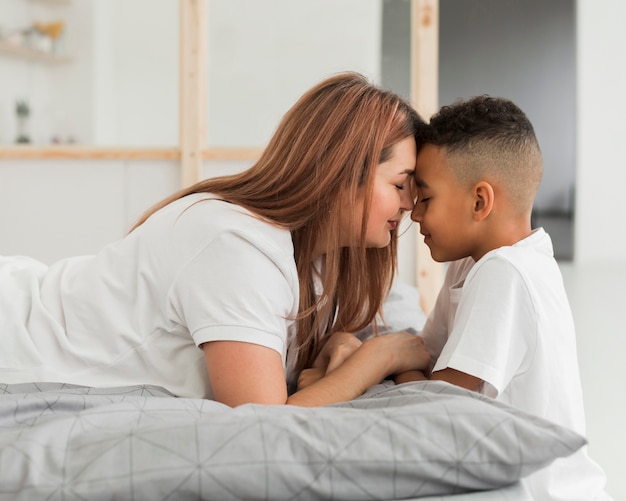 Kostenloses Foto mutter und sohn haben einen besonderen moment zusammen