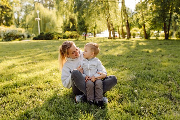 Mutter und Sohn haben im Urlaub gemeinsame Aktivitäten