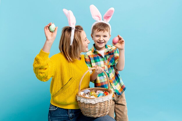 Mutter und Sohn halten bemaltes Ei