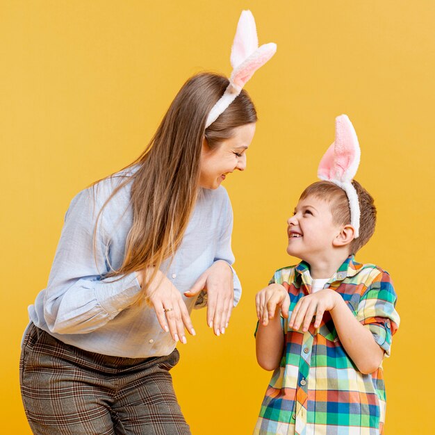 Mutter und Sohn imitieren Kaninchen