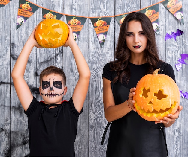 Mutter und Sohn mit Halloween-Kürbisen