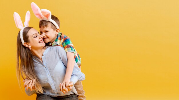 Mutter und Sohn mit Hasenohren schauen sich an