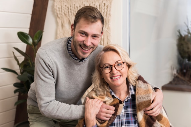 Mutter und Sohn posieren und lächeln