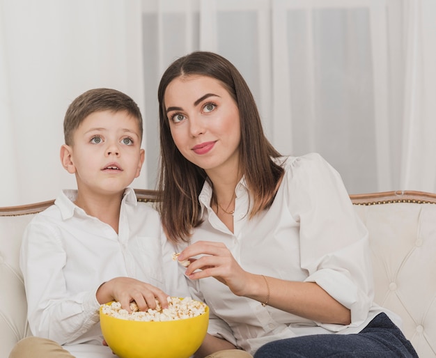 Mutter und sohn schauen sich gemeinsam einen film an