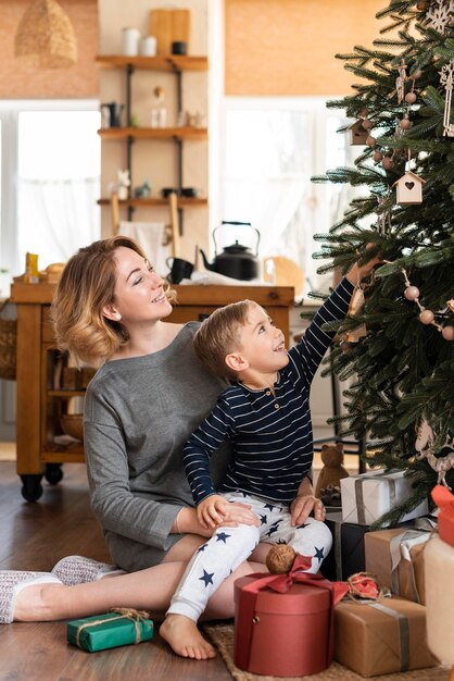 Mutter und Sohn schmücken Baum