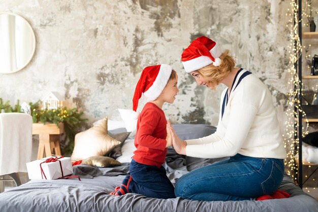 Mutter und Sohn spielen auf Wette während der Weihnachtszeit