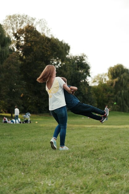 Mutter und Sohn spielen im Park