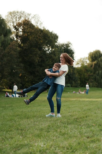 Mutter und Sohn spielen im Park