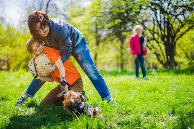 Mutter und Sohn spielen mit Ball