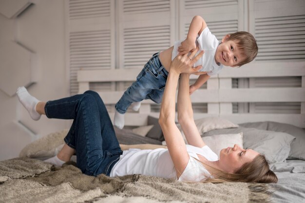 Mutter und Sohn spielen