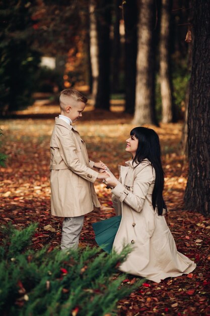 Mutter und Sohn verstehen sich gut, wenn sie im Park spazieren gehen und plaudern