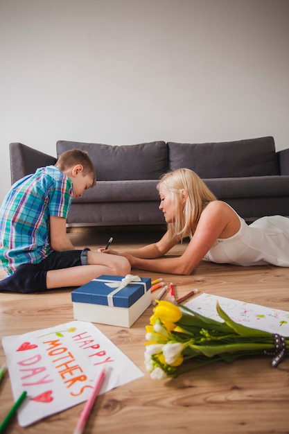 Kostenloses Foto mutter und sohn zeichnung auf mutter tag