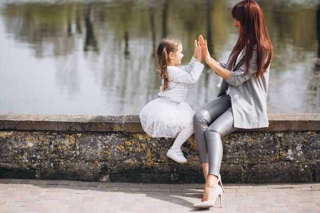 Mutter und Tochter am See