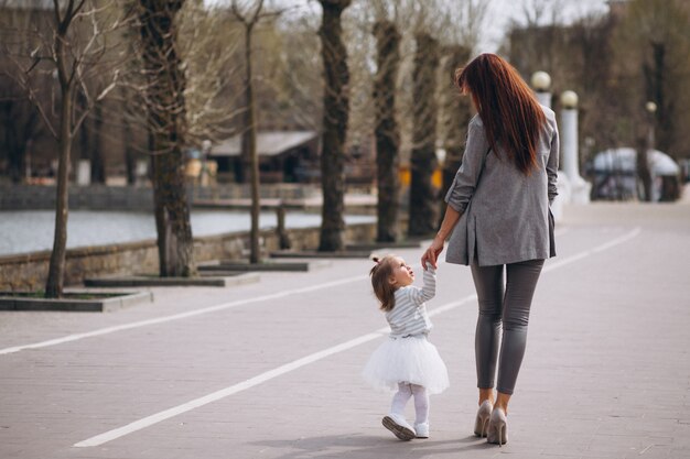 Mutter und Tochter am See