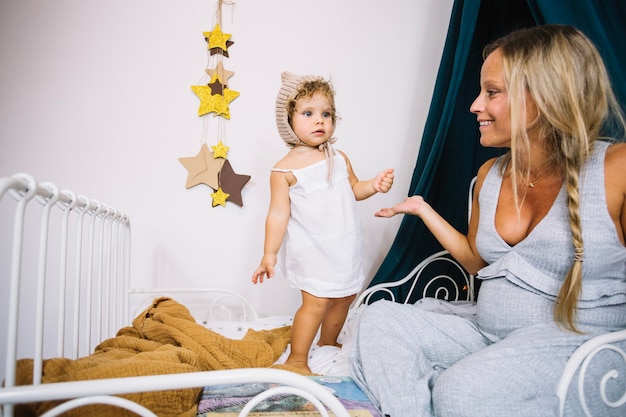 Mutter und Tochter auf dem Bett