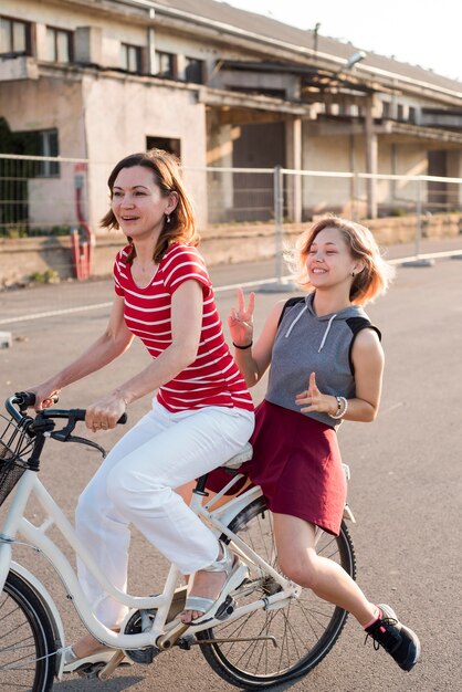 Mutter und Tochter auf dem Fahrrad