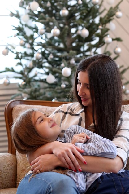 Mutter und Tochter auf der Couch