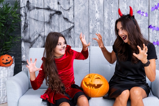 Mutter und Tochter bereit zu Halloween