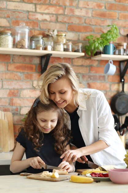 Mutter und Tochter bereiten das Frühstück vor