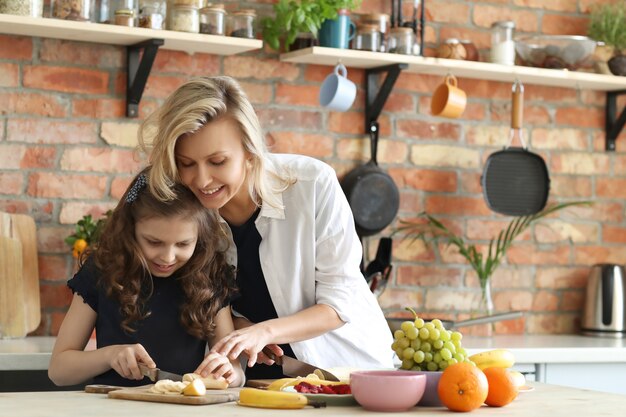 Mutter und Tochter bereiten das Frühstück vor