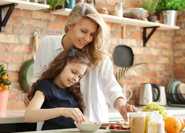 Mutter und Tochter bereiten das Frühstück vor