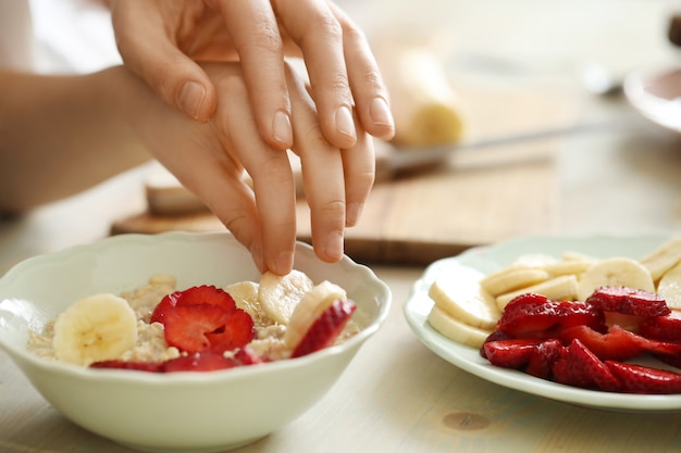 Mutter und Tochter bereiten das Frühstück vor