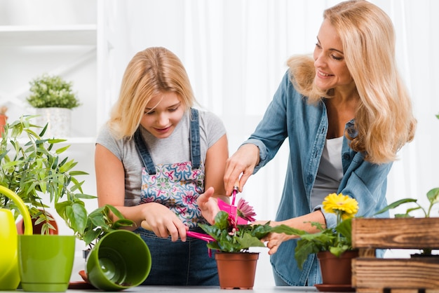 Mutter und Tochter, die Blume pflanzen