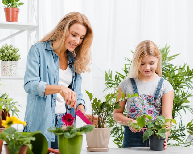 Mutter und Tochter, die Blumen pflanzen