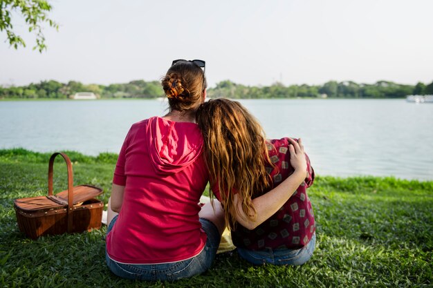 Mutter und Tochter, die ein Picknick im Park haben