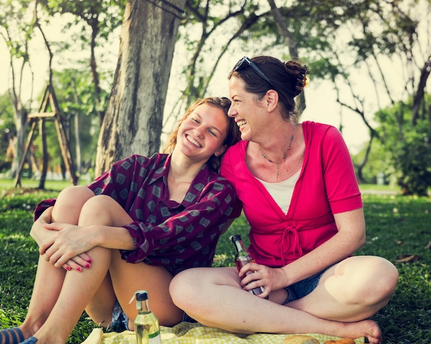 Mutter und Tochter, die ein Picninc im Park haben