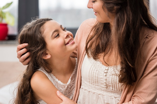 Mutter und Tochter, die einander betrachten