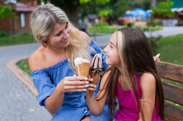 Mutter und Tochter, die Eiscreme essen