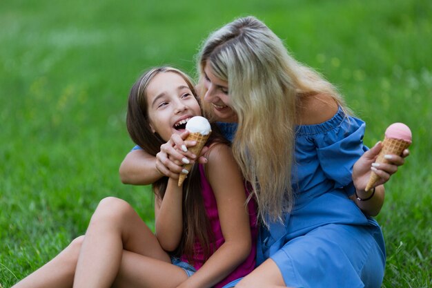 Mutter und Tochter, die Eiscreme essen