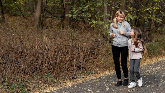 Kostenloses Foto mutter und tochter, die in der natur rütteln