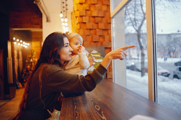 Mutter und Tochter, die in einem Café sitzen