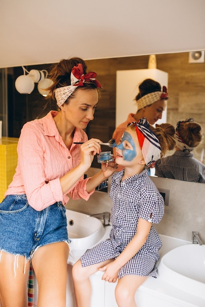 Kostenloses Foto mutter und tochter, die masken nach hause machen