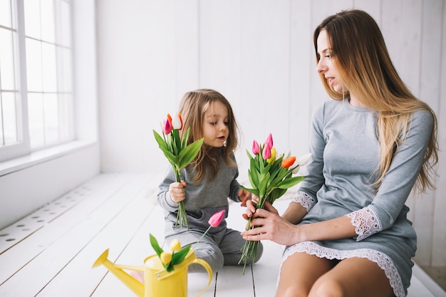 Mutter und Tochter, die Muttertag mit Blumen feiern